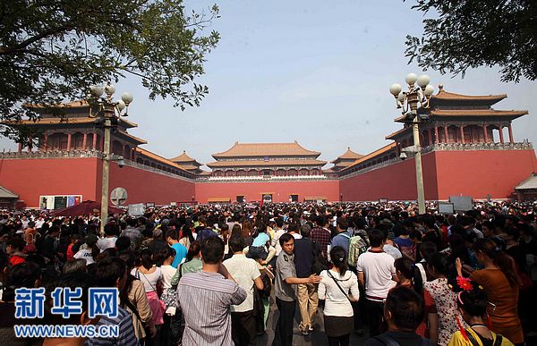中秋国庆长假第三天景区游客量急剧攀升