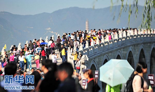中秋国庆长假第三天景区游客量急剧攀升