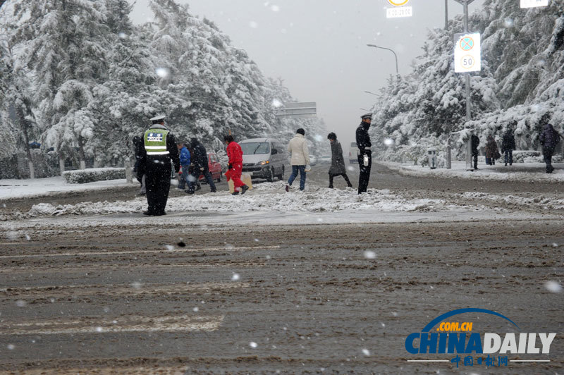 冷空气来袭 吉林长春迎下半年首场降雪