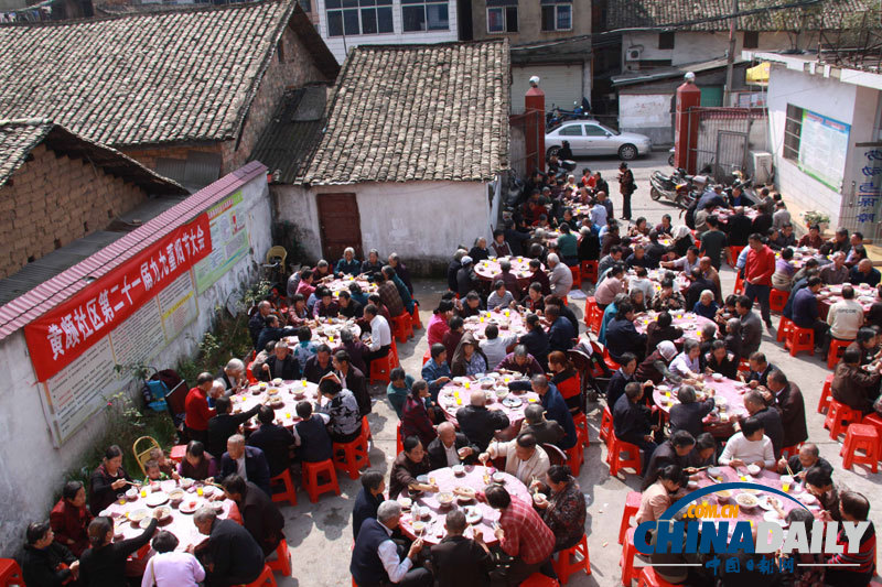 江西宜春一社区连续21年举办“长寿宴”话重阳