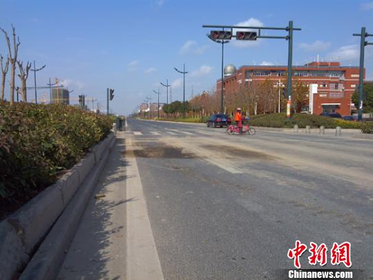 江苏盐城一渣土车压扁轿车 两银行行长遇难