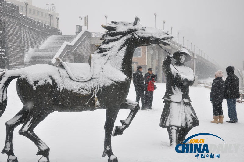 东北遭遇强降雪 中央气象台发布暴雪蓝色预警