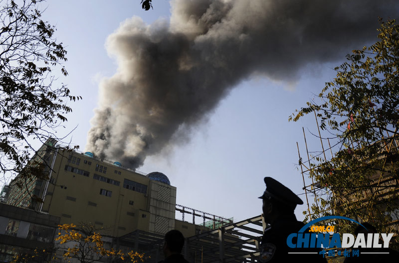 浙江杭州一百货大楼顶层着火 事故原因调查展