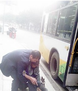 残疾乞丐要乘坐公交 好心司机三次抱他上下车
