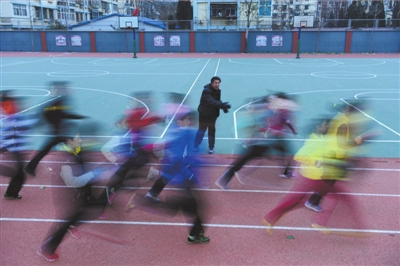 免费指导打工子弟10年六旬教练率孩子“奔跑求学”