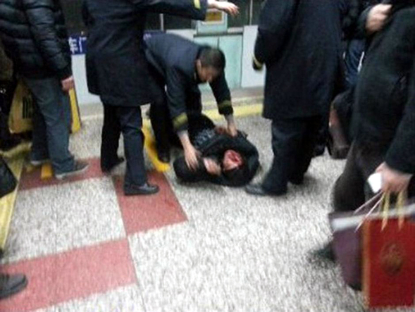 地铁乘客坠落站台 百人高喊停车