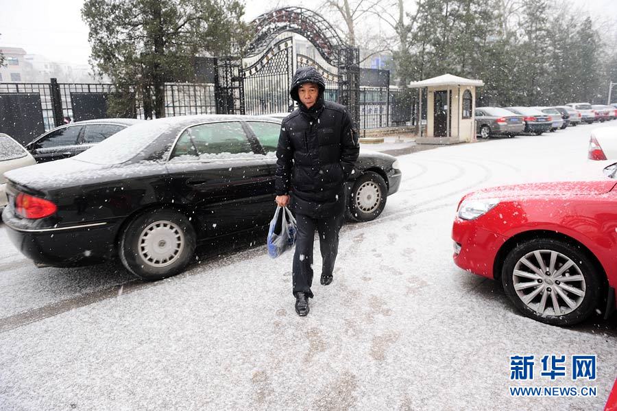 “雪花纷飞看京城”：北京大部地区迎来降雪