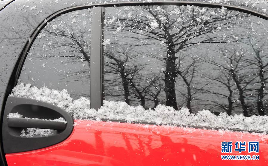 “雪花纷飞看京城”：北京大部地区迎来降雪