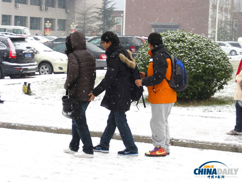 北京迎来冬天第二场雪 明日仍有降雪（组图）