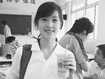 武汉“豆浆西施”校园走红 清纯不输“奶茶妹妹”