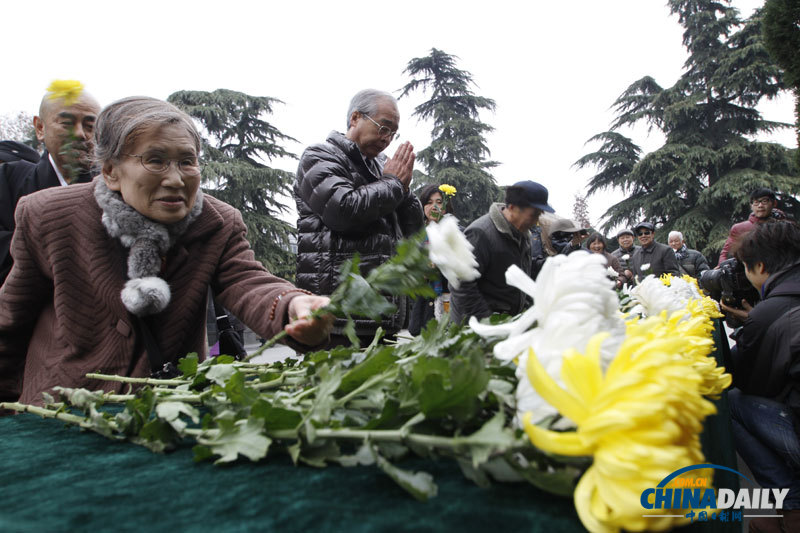 南京举行国际和平集会悼念南京大屠杀30万同胞遇难75周年