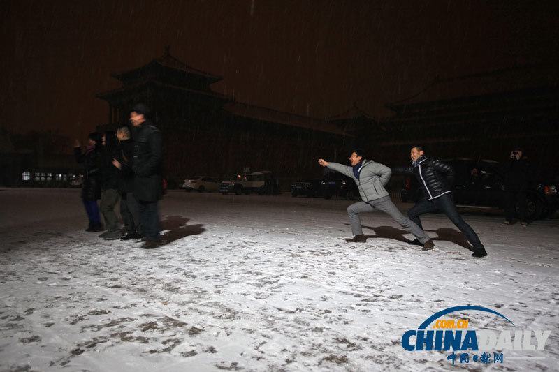 北京青年雪夜浪漫 紫禁城外卖萌扮酷