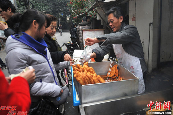 成都“油条哥”售“国际油条”走红