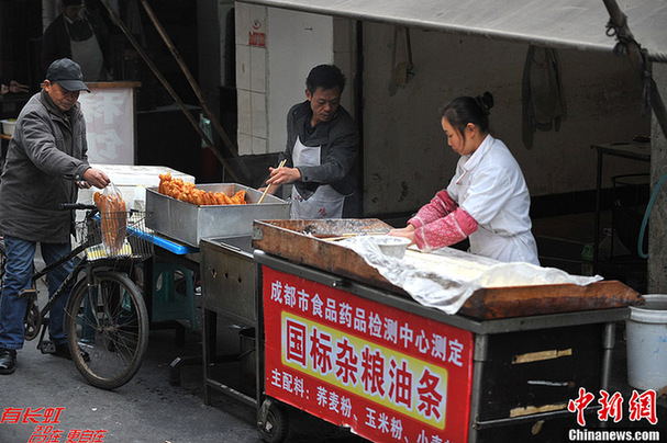 成都“油条哥”售“国际油条”走红