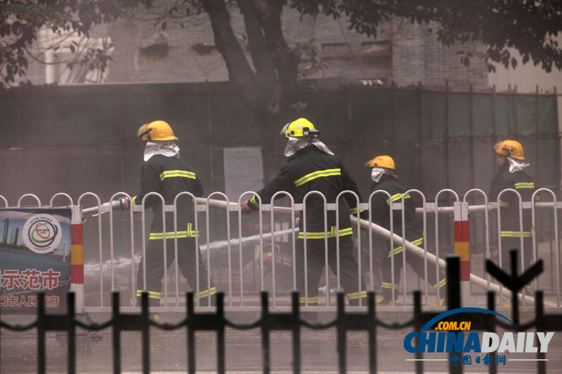 海南海口老海航大厦准点爆破拆除 全程10秒左右