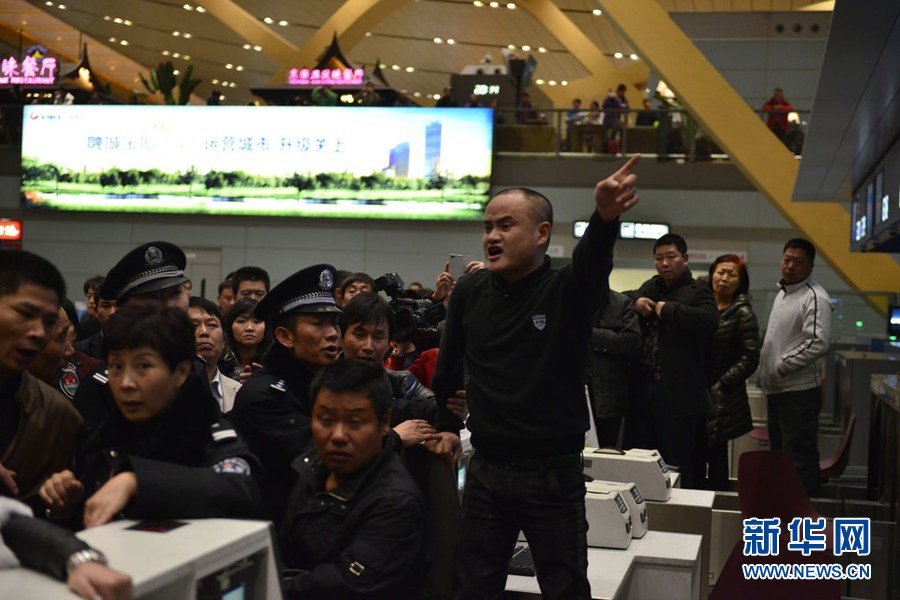 昆明长水机场近万人滞留 冲突不断