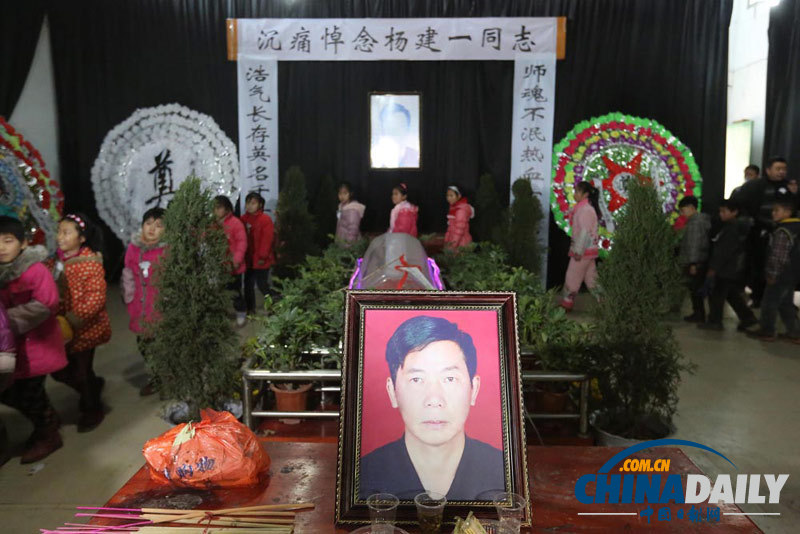 湖南新化：万人沉痛悼念最美英雄校长