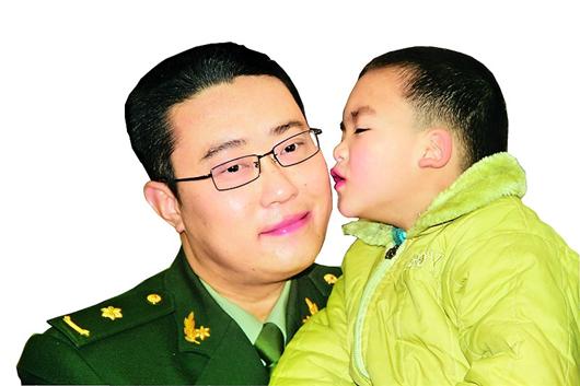 汶川地震时出生10天被困军医救 4岁娃来汉谢恩人