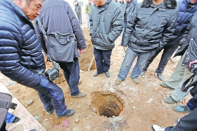 4岁男童掉进6米深桩井 26岁母亲救子双双身亡
