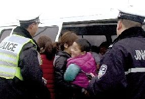 幼儿园长驾仅8座黑校车塞进27个孩子(图)