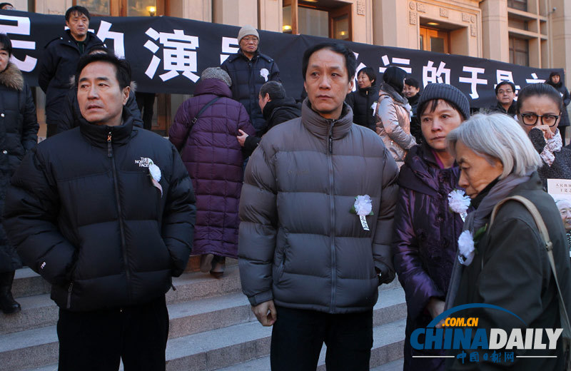 北京：人艺演员送别于是之 灵车绕剧场一周