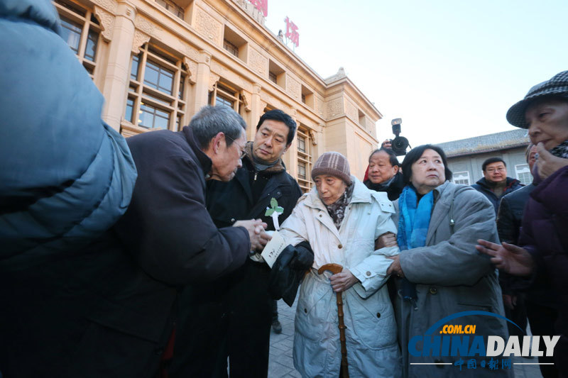北京：人艺演员送别于是之 灵车绕剧场一周