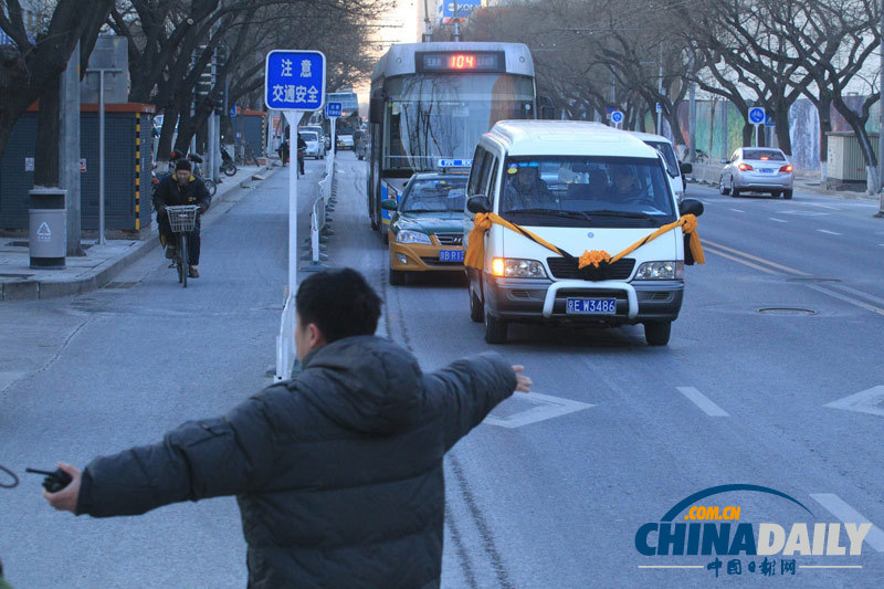 北京：人艺演员送别于是之 灵车绕剧场一周