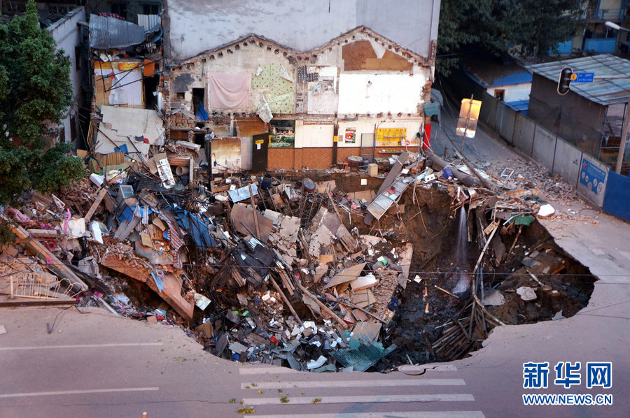 广州地铁工地附近突发地陷 一楼房瞬间消失