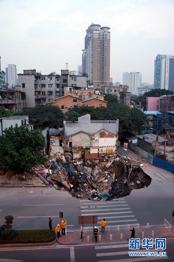 广州地铁工地附近突发地陷 一楼房瞬间消失