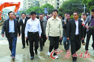 广州地陷惊魂：“如果慢两步 我俩就没命了”