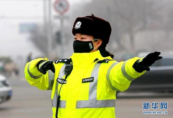济南交警试行戴口罩上岗