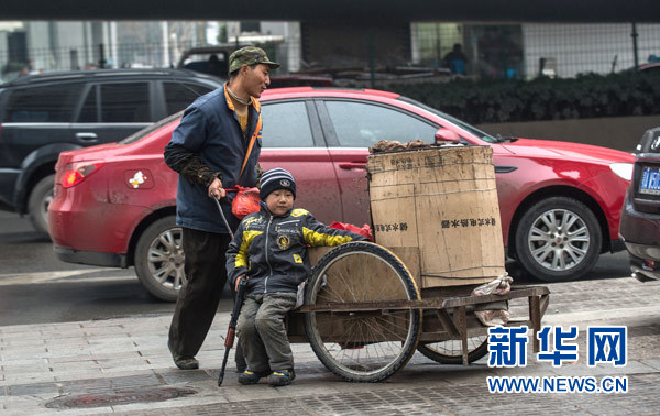 武汉“红薯爸”边烤红薯边教子感动网民