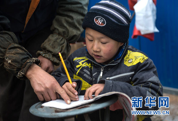 武汉“红薯爸”边烤红薯边教子感动网民