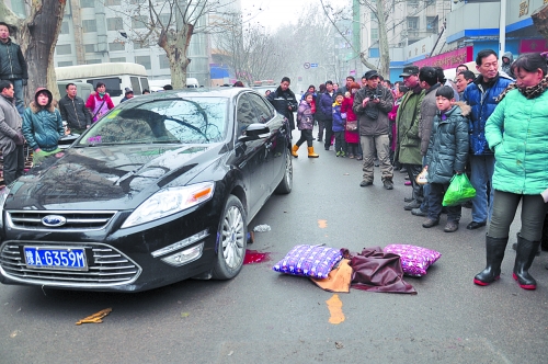 司机开车撞死男童 被误传二次碾轧引发群殴(图)
