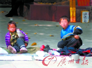 网友微博爆料两乞儿疑遭控制 广州多部门果断急救