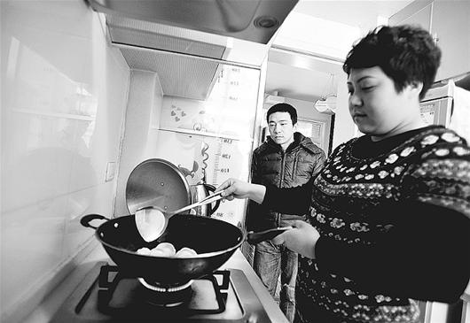 一手抱脑瘫儿一手搀重症夫 铁女春芳治儿救夫