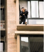 怀双胞胎的准妈妈持刀跳楼 民警8秒拉回三条人命