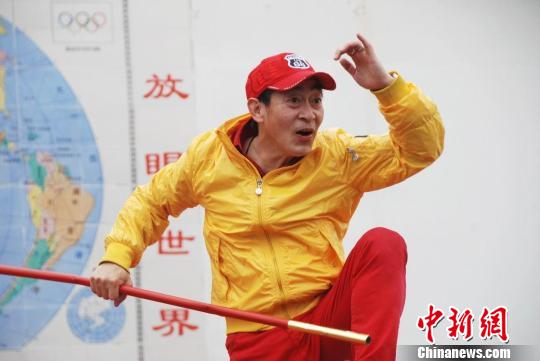 六小龄童“被去世” 现身澄清公布造谣者QQ(图)
