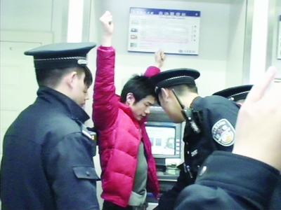 男子持70多张银行卡 凌晨ATM机狂“刷卡”