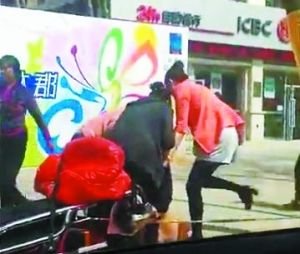 5名女子当街扒光小三并泼粪 4岁女儿哭求路人施救