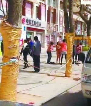 5名女子当街扒光小三并泼粪 4岁女儿哭求路人施救