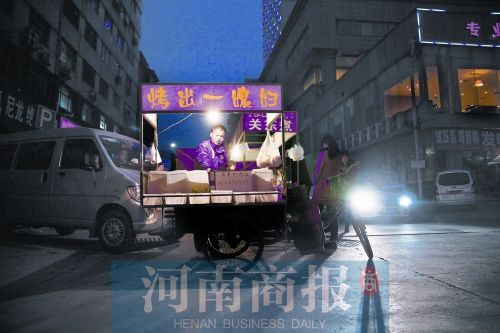 小伙为挣钱娶媳妇摆烤串摊 名“烤出一媳妇”