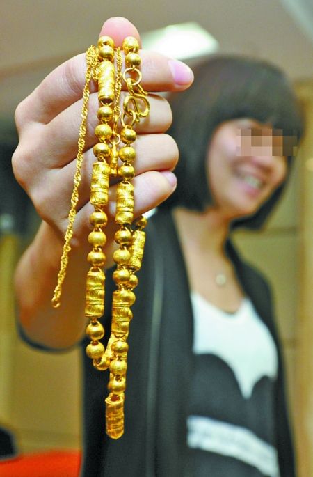 女子网购脚架收到1.798公斤千足金 价值60万