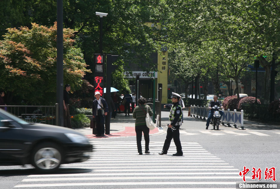 杭州新招治“中国式过马路” 路边摆屏幕“现场直播”