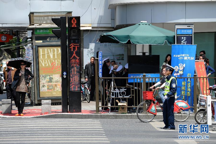 杭州新招治“中国式过马路” 路边摆屏幕“现场直播”