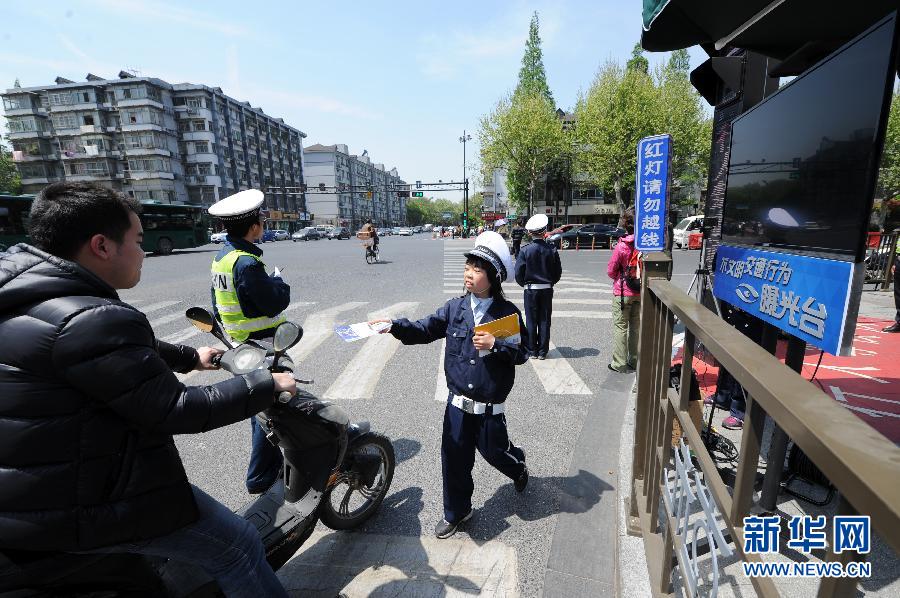 杭州新招治“中国式过马路” 路边摆屏幕“现场直播”