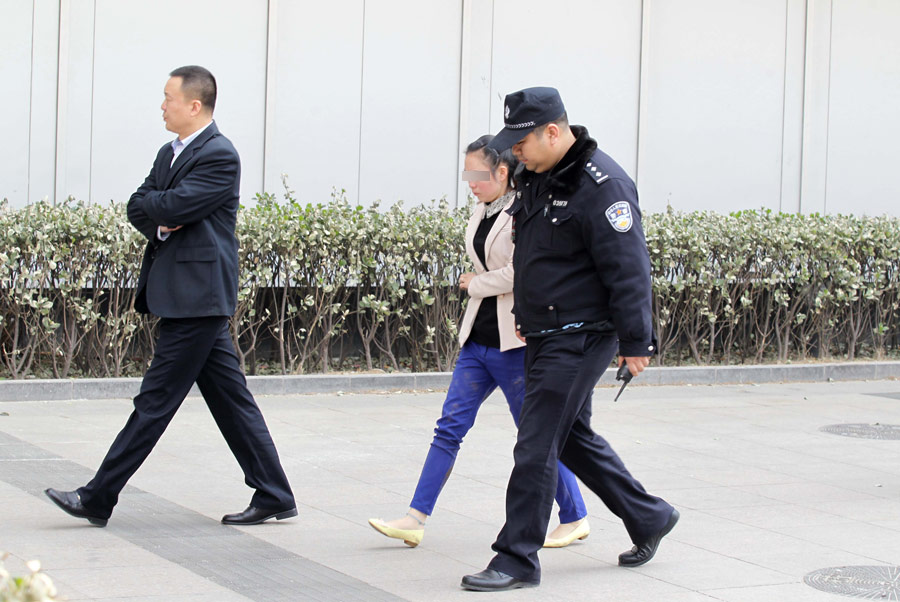 北京朝阳：一女子欲跳楼被救下