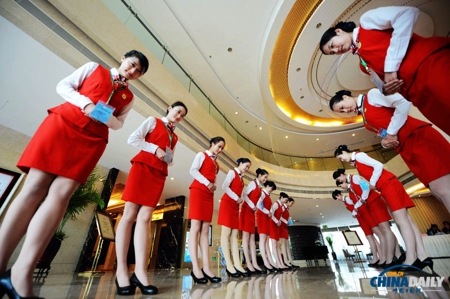 “90后”准空姐迎接2013国际盆栽大会