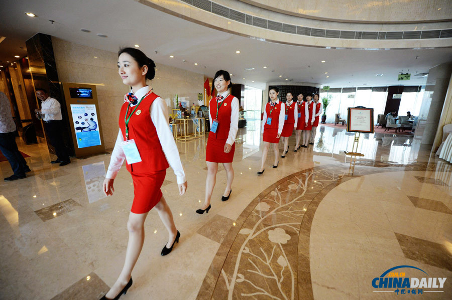 “90后”准空姐迎接2013国际盆栽大会