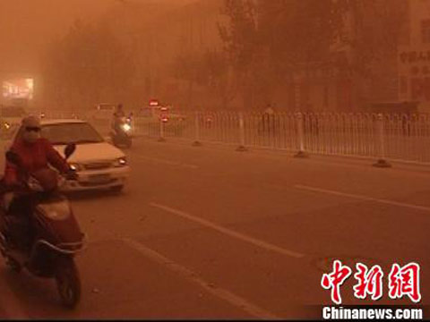 新疆喀什遭遇沙尘暴白昼如黑夜(图)+-+中国在